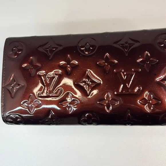 Authentic Louis Vuitton monogram vernis Sara wallet.